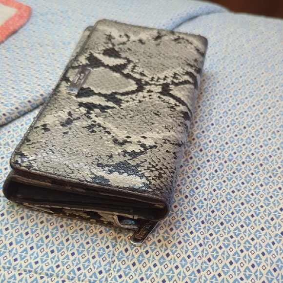 Michael Kors Black and Gray Clutch with Snake Print - Picture 4 of 15